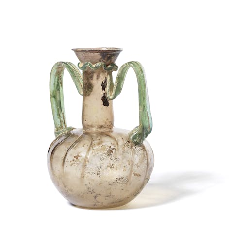 Ett romerskt blekt aubergine glas med två handtag, cirka 300-400 talet före kristus, 18cm hög