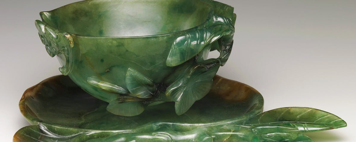 kopp och fatt i skulpterad jade