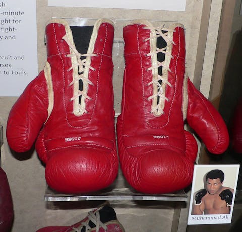  Ein Paar von Muhammad Alis Boxhandschuhen, ausgestellt im National Museum of American History, Washington, DC.
