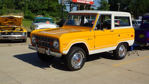 gelber Ford Bronco Ranger Wagon, Oldtimer