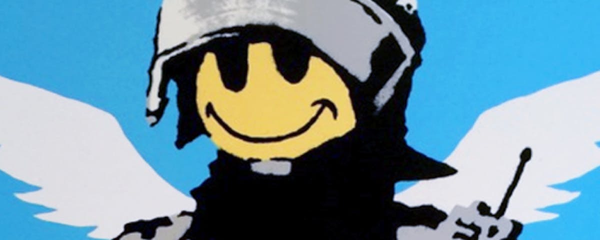 Ein Banksy-Druck eines bewaffneten Polizisten mit Smiley-Gesicht und Engelsflügeln.