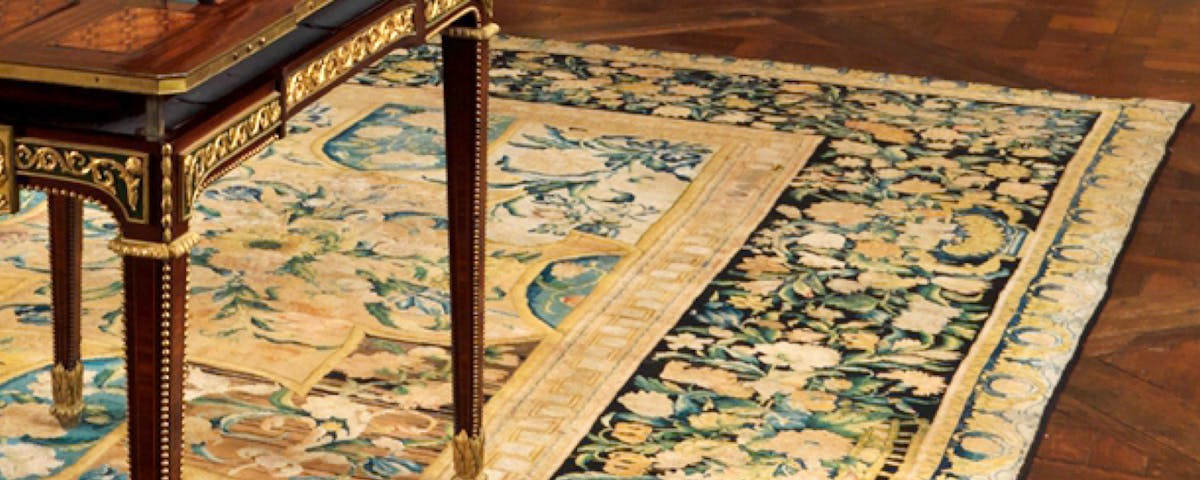 Orientalisk matta under bord.