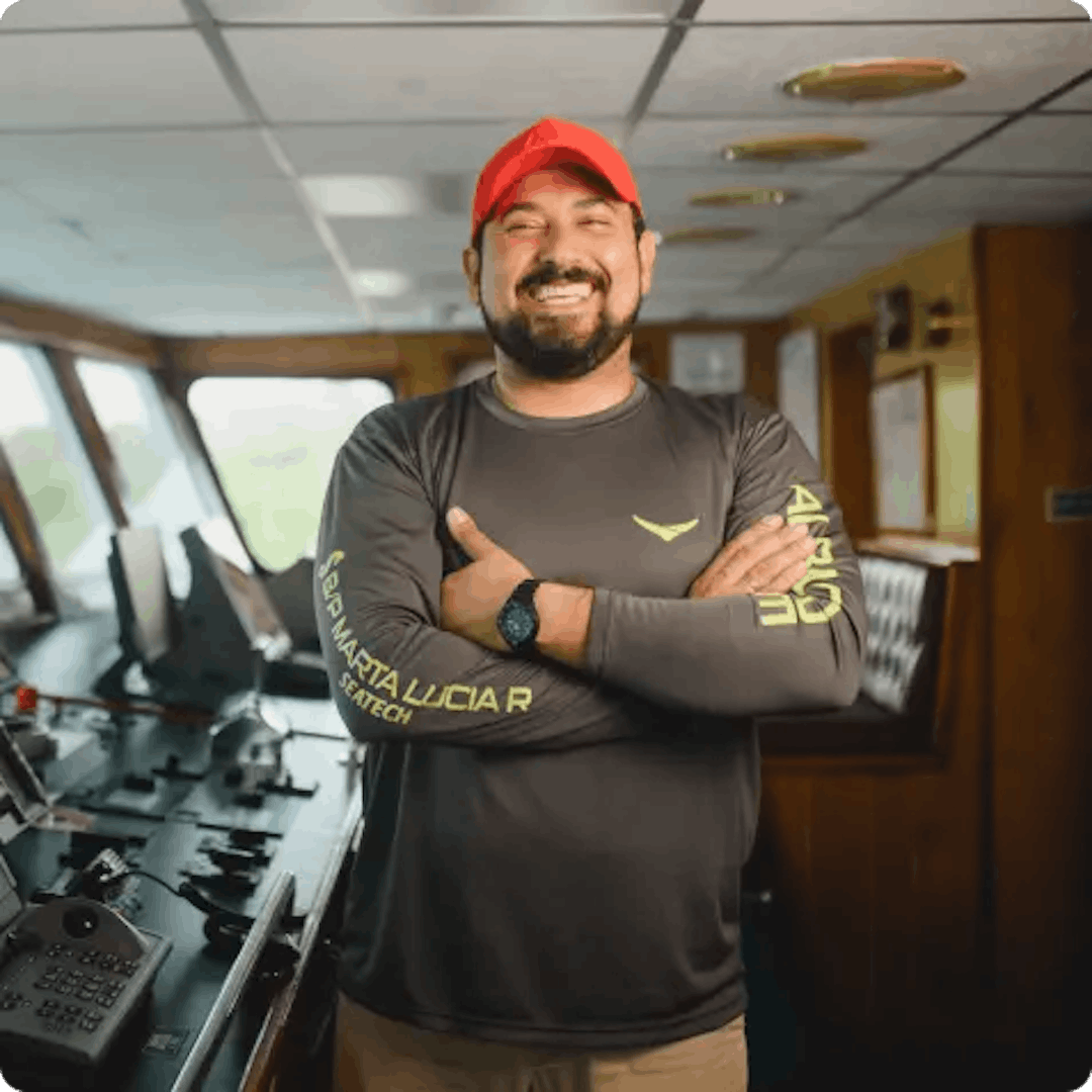 Piloto sonriendo dentro un barco