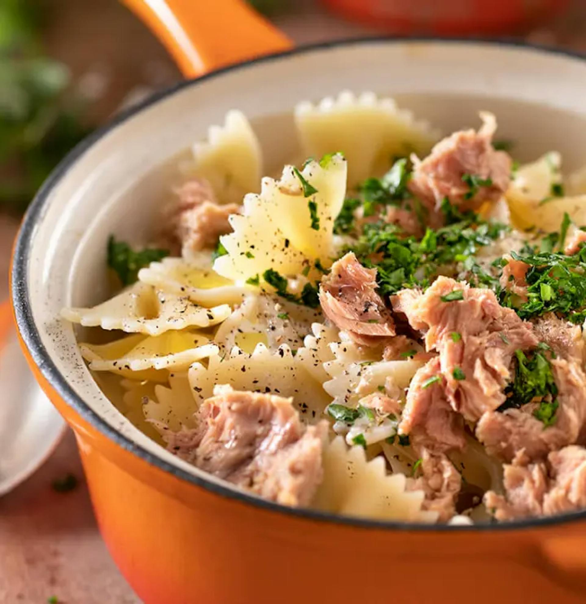 Plato de pastas con atún enlatado