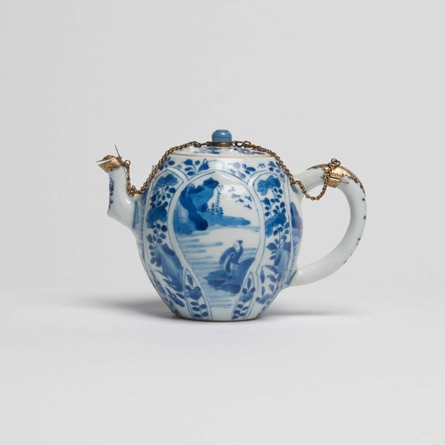 Chinese Porcelain teapot witrh gilt bronze mounts from the kangxi period