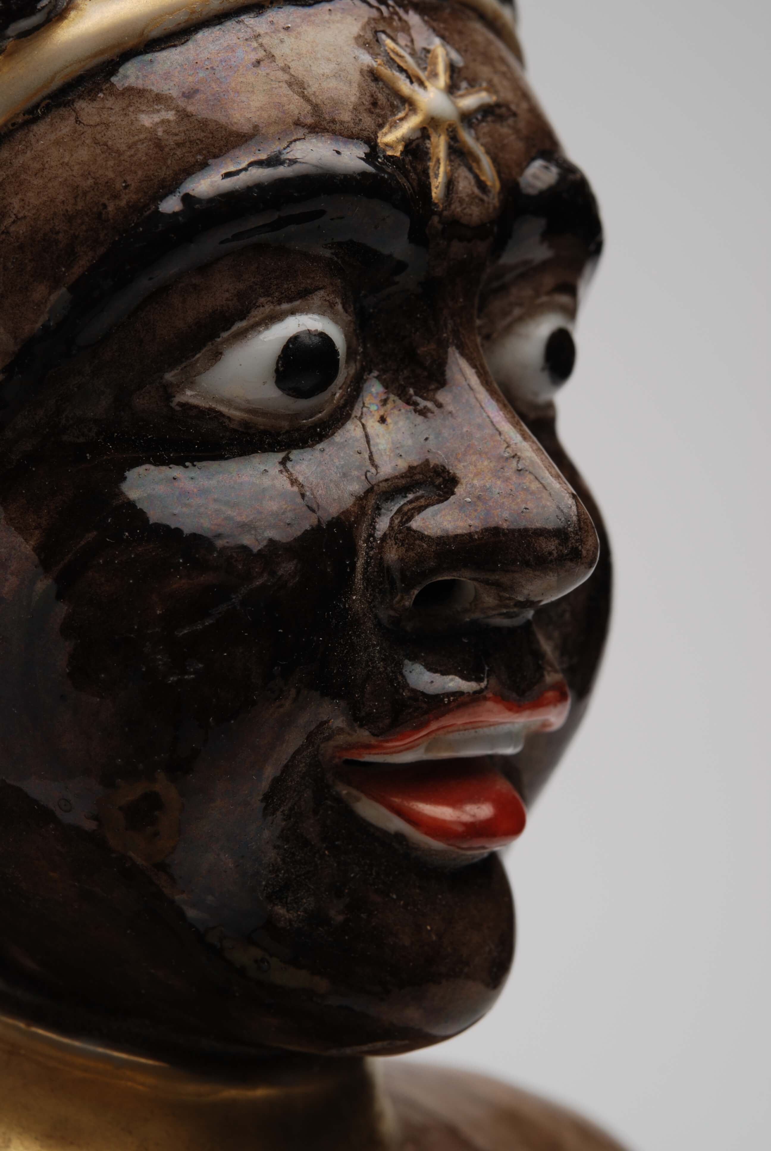 famille noire standing figure head detail