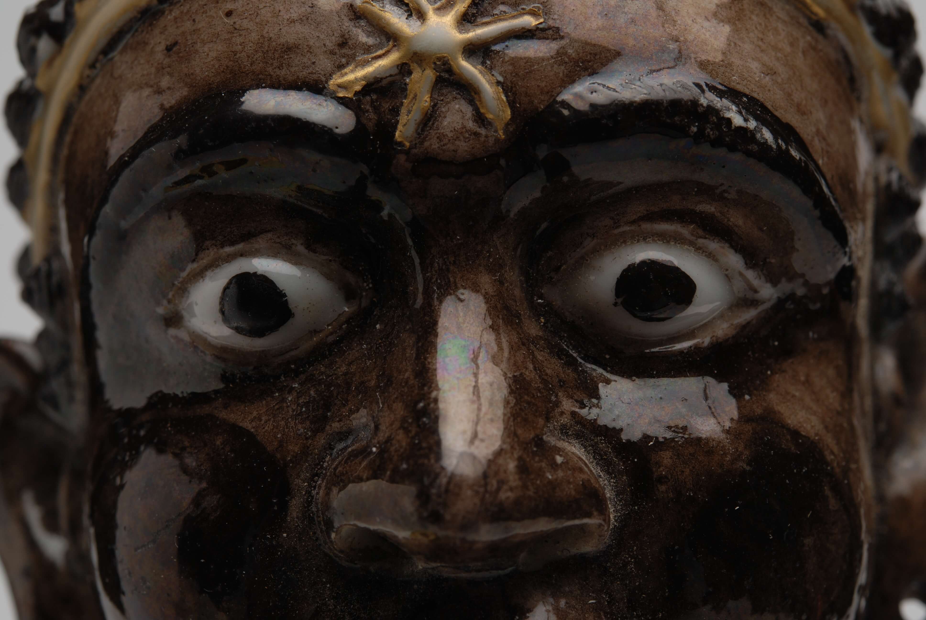famille noire standing figure eyes detail
