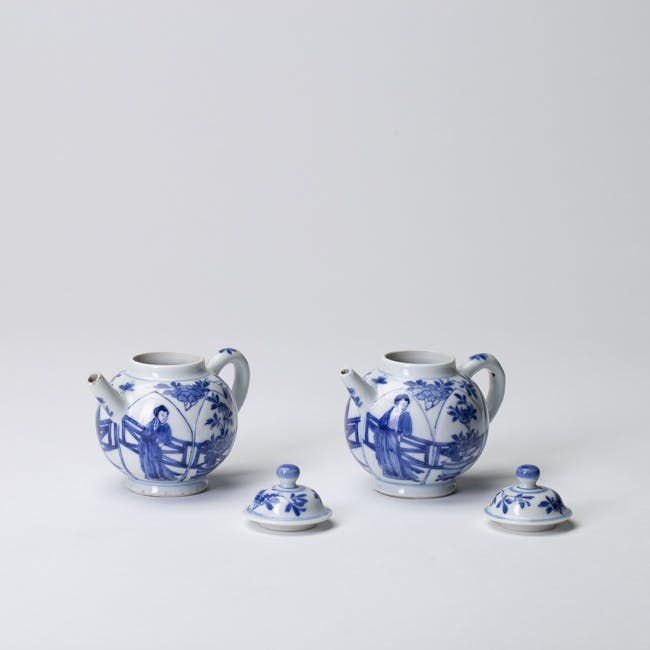 Chinese blue White Porcelain Pair of Tea Pots covers separate from pot kangxi period