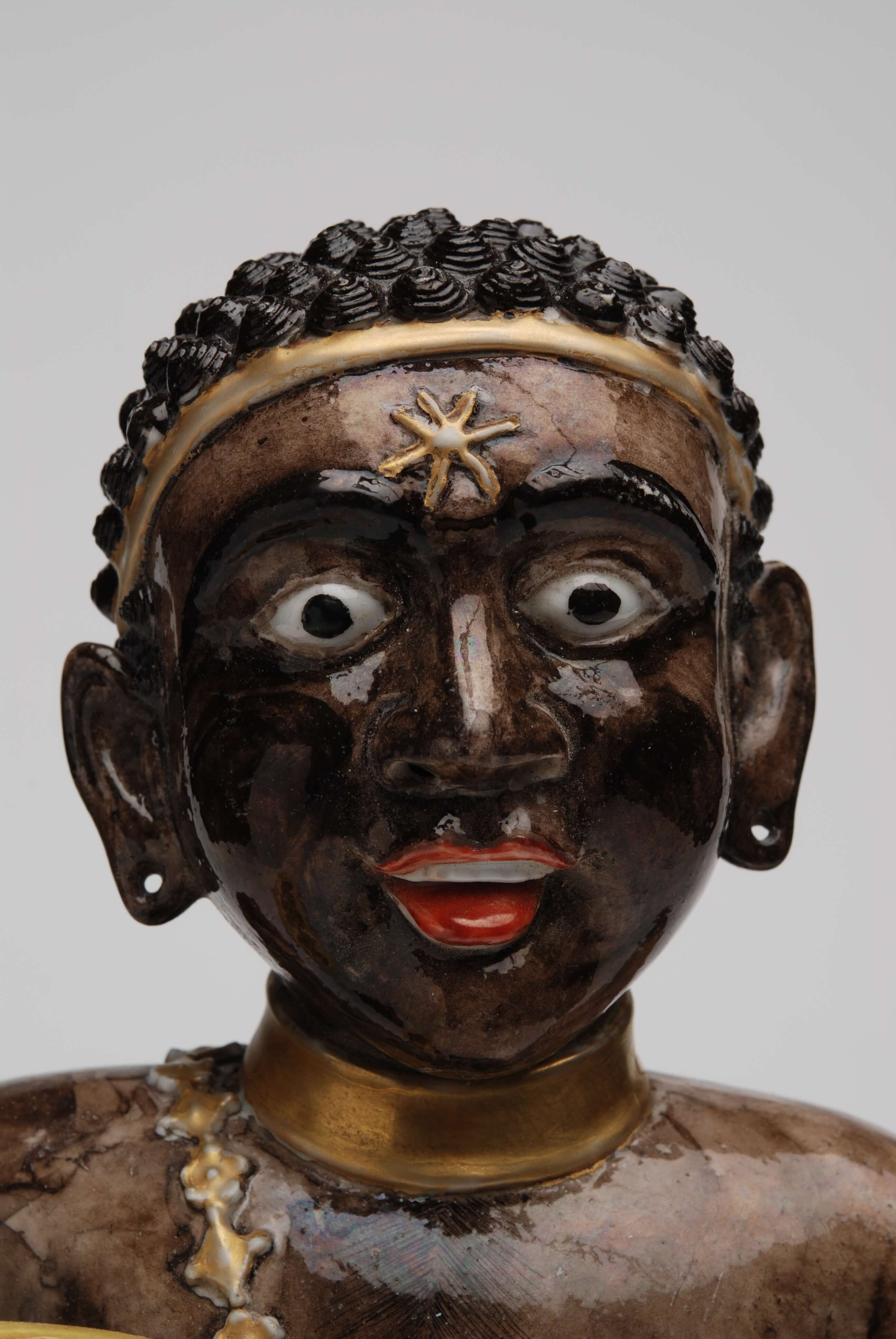 famille noire standing figure head