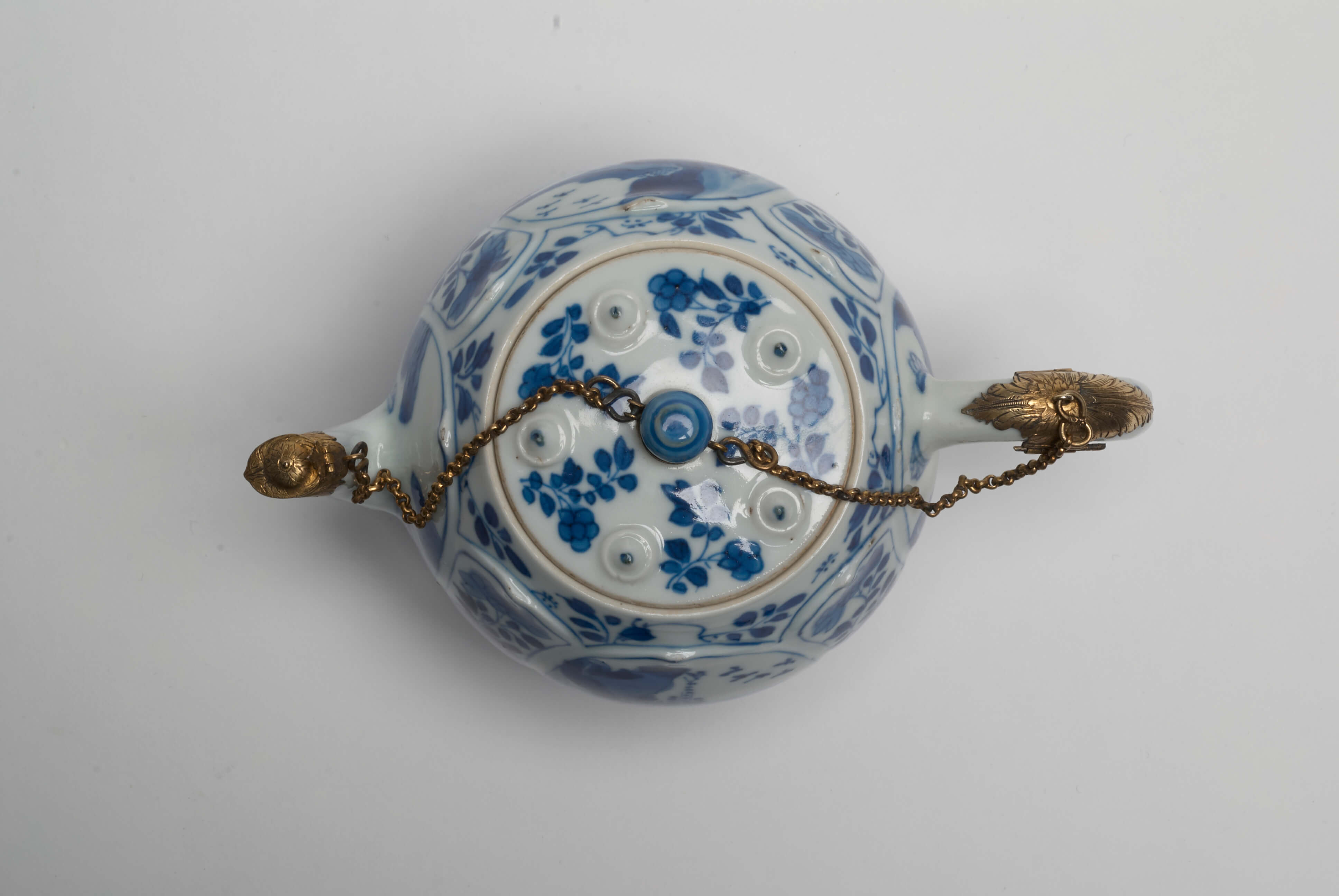 Chinese Porcelain teapot witrh gilt bronze mounts from the kangxi period