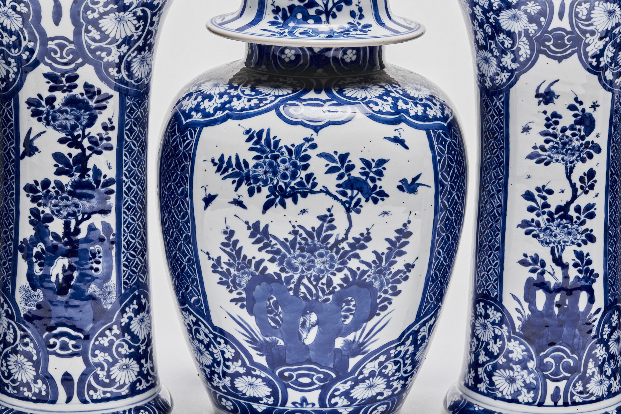 chinese blue white porcelain garniture jar and cover