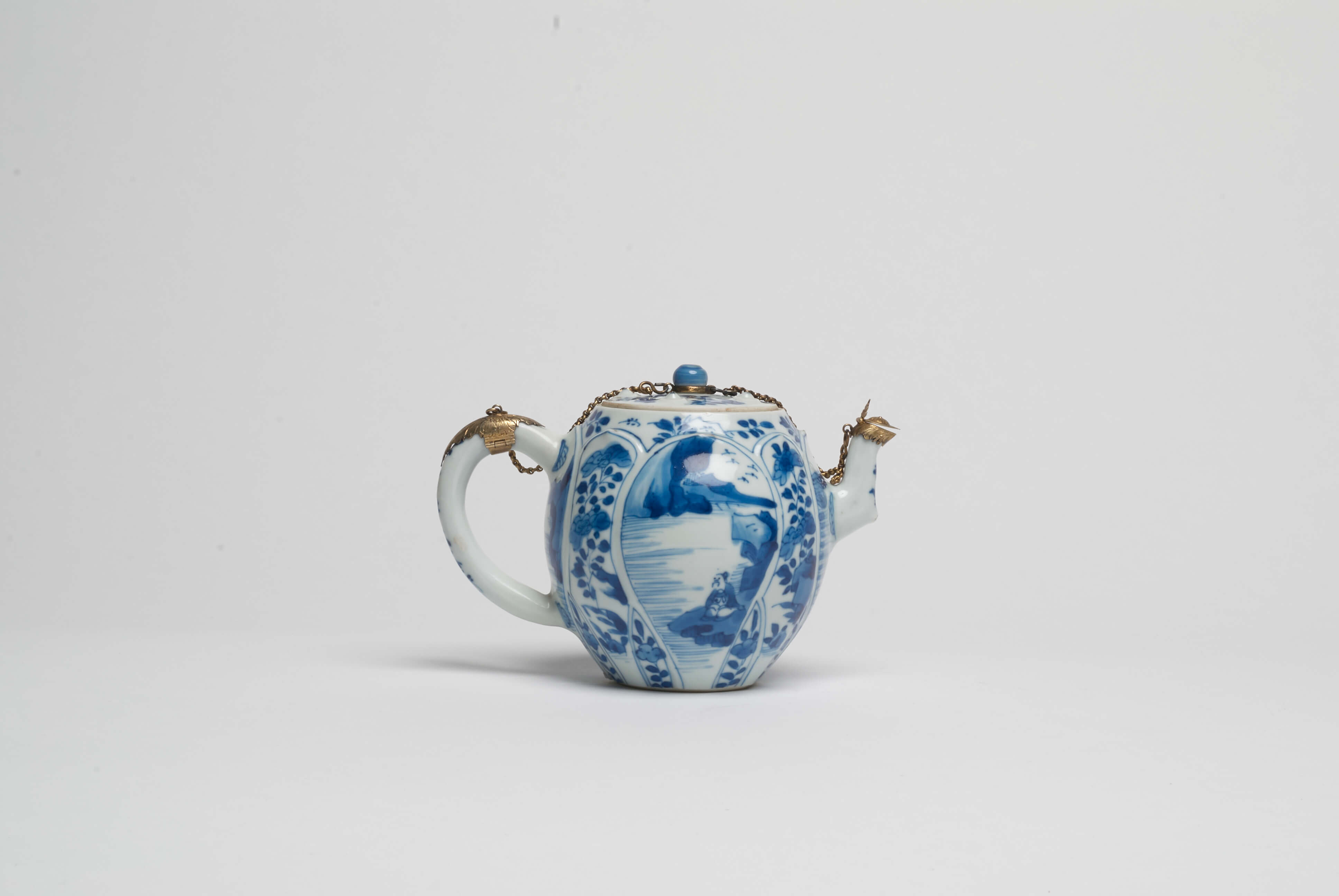 Chinese Porcelain teapot witrh gilt bronze mounts from the kangxi period
