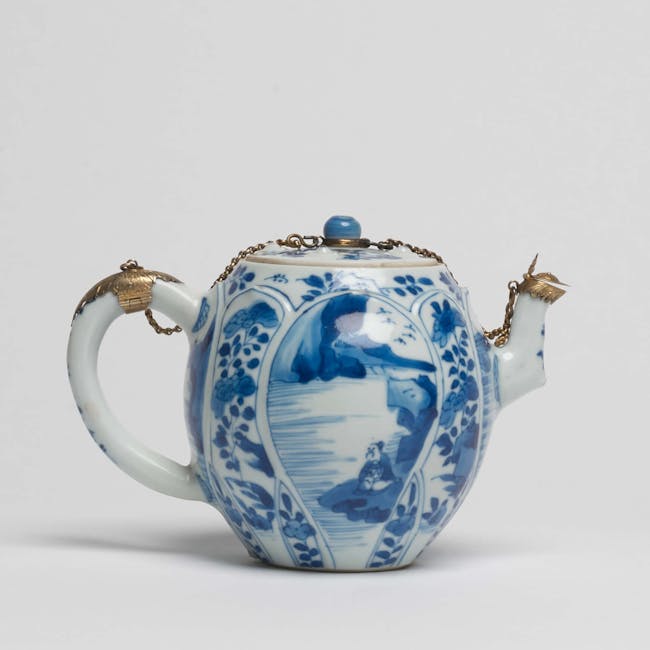 Chinese Porcelain teapot witrh gilt bronze mounts from the kangxi period