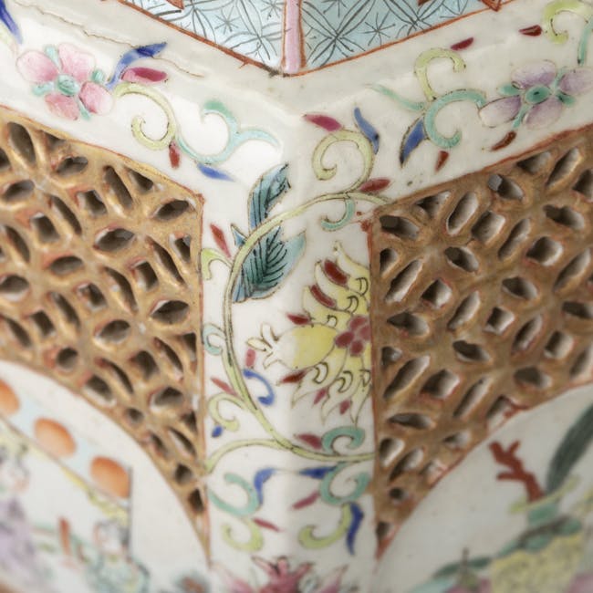 Chinese 19th century porcelain pair of Ling Long Lanterns detail rim