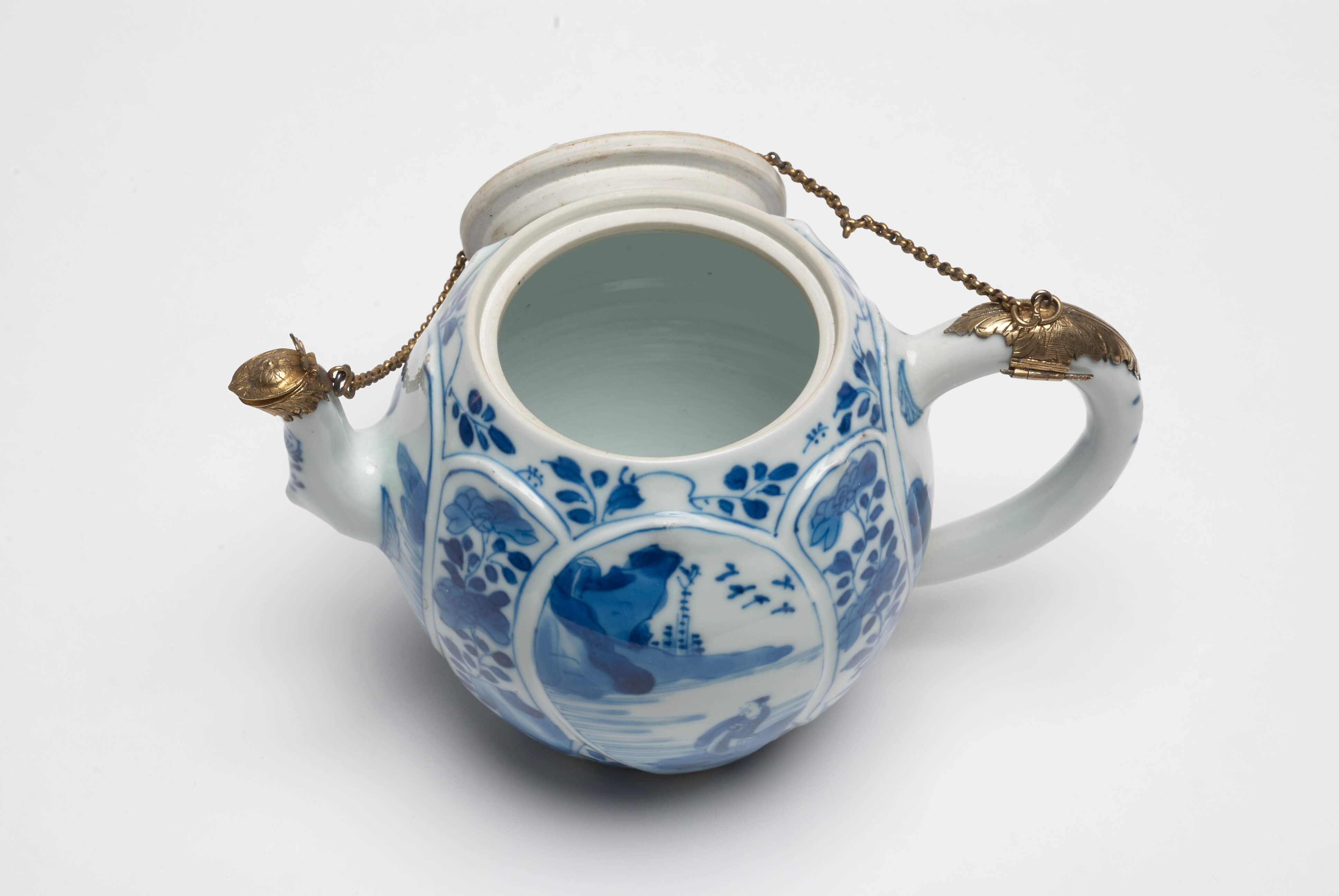 Chinese Porcelain teapot witrh gilt bronze mounts from the kangxi period