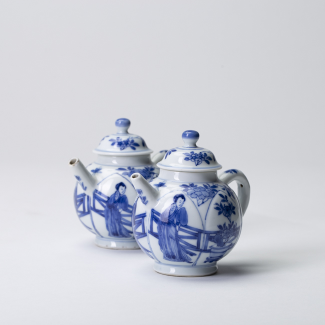 Chinese blue White Porcelain Pair of Tea Pots depicting lady in garden kangxi period