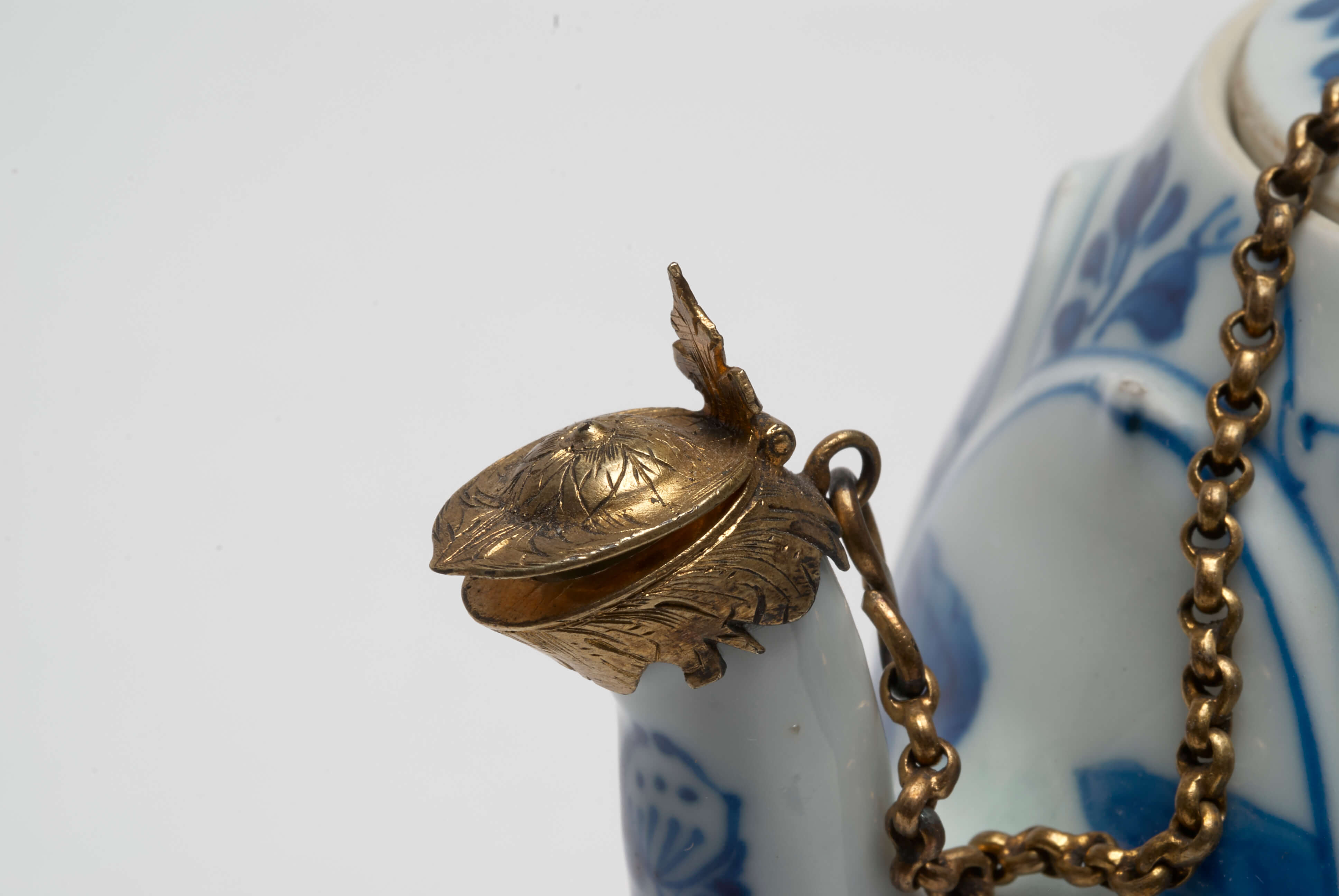 Chinese Porcelain teapot witrh gilt bronze mounts from the kangxi period