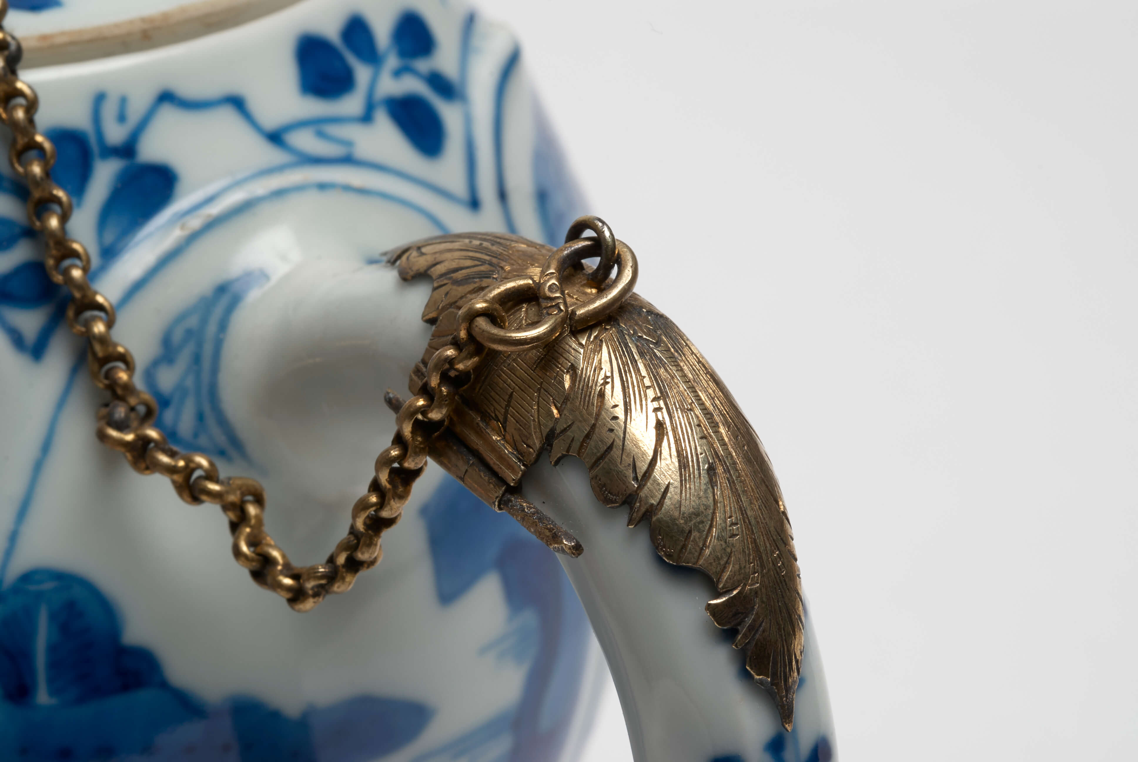 Chinese Porcelain teapot witrh gilt bronze mounts from the kangxi period