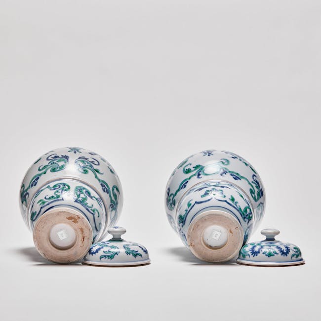 chinese porcelain apothecary jars and covers underside