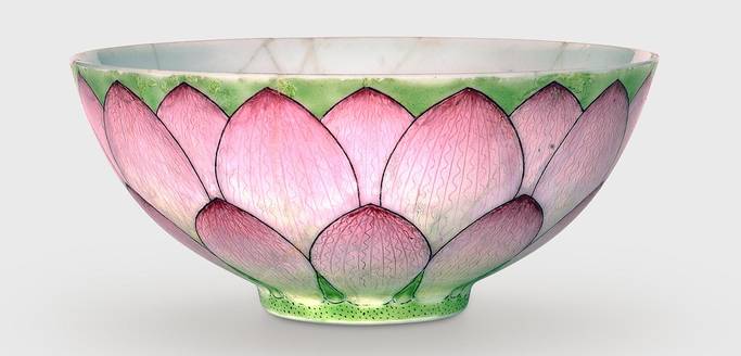 Bowl with lotus decor, Qing Dynasty, Yongzheng Era (1723–35), glazed porcelain, glaze colours of the famille rose
