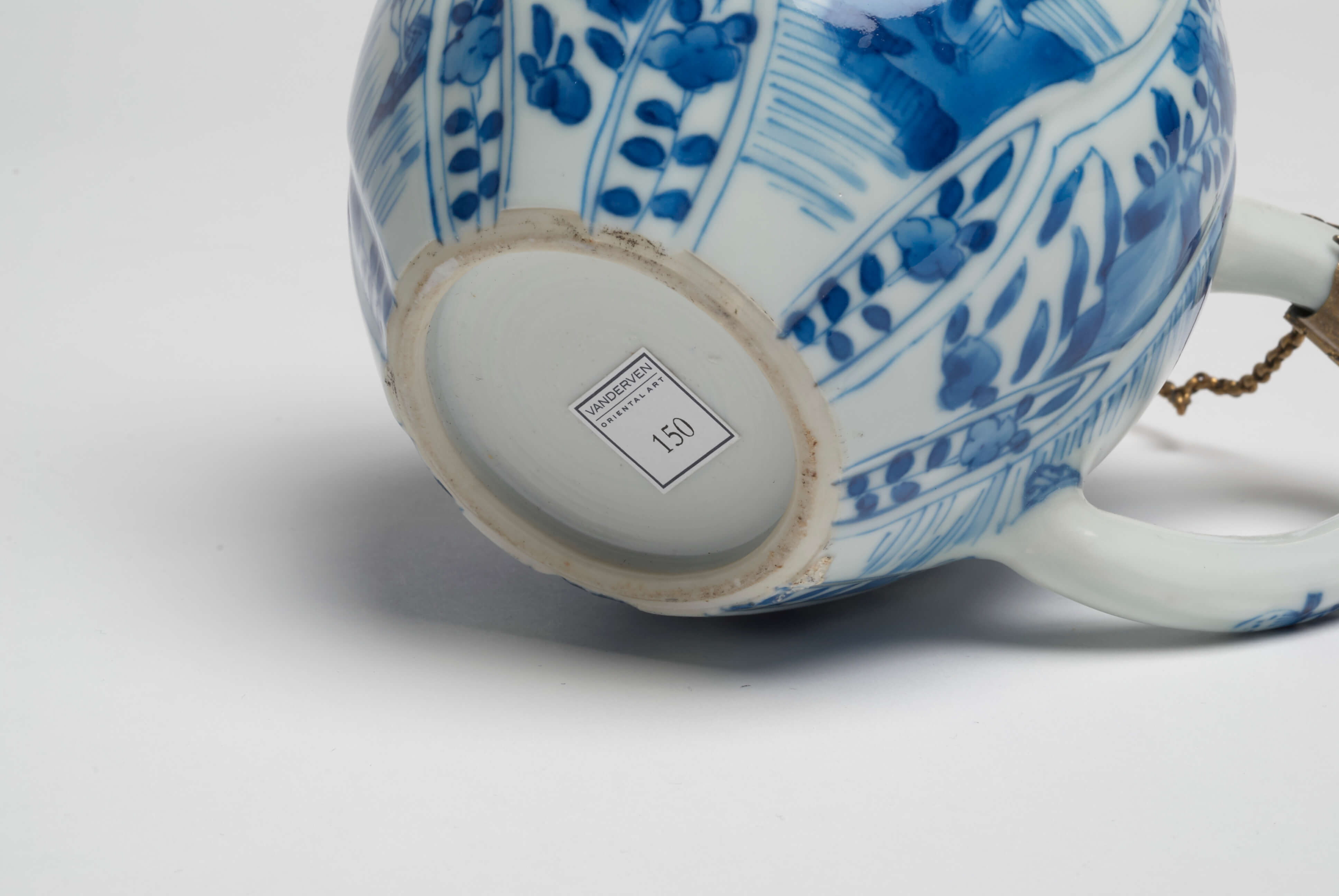 Chinese Porcelain teapot witrh gilt bronze mounts from the kangxi period