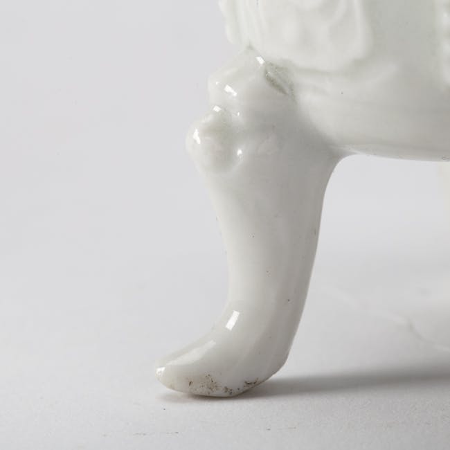 chinese blanc de chine porcelain libation cup jue shape, dehua, foot detail