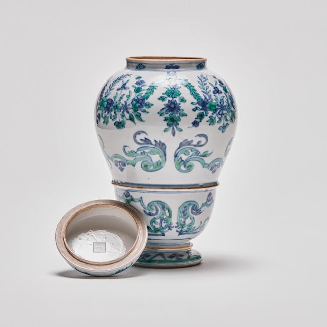 chinese porcelain apothecary jar with cover off