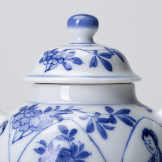 Chinese blue White Porcelain Pair of Tea Pots cover detail kangxi period