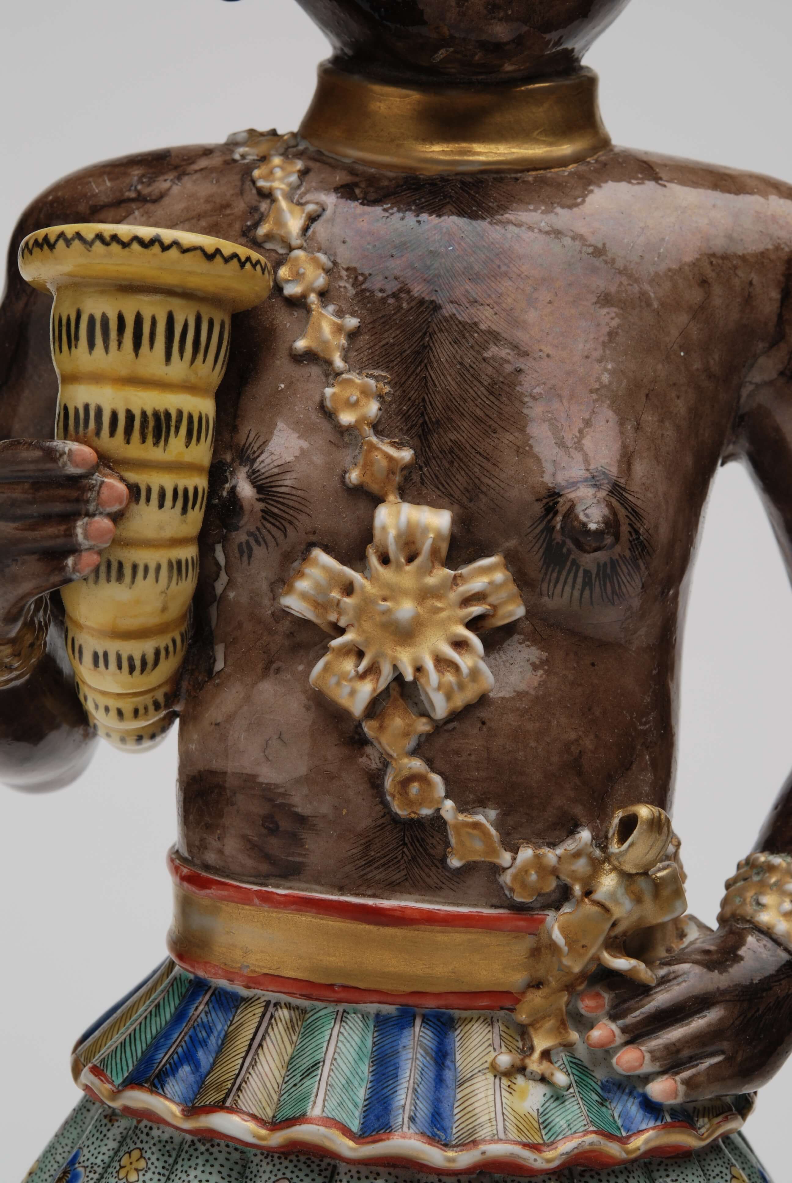 famille noire standing figure chest