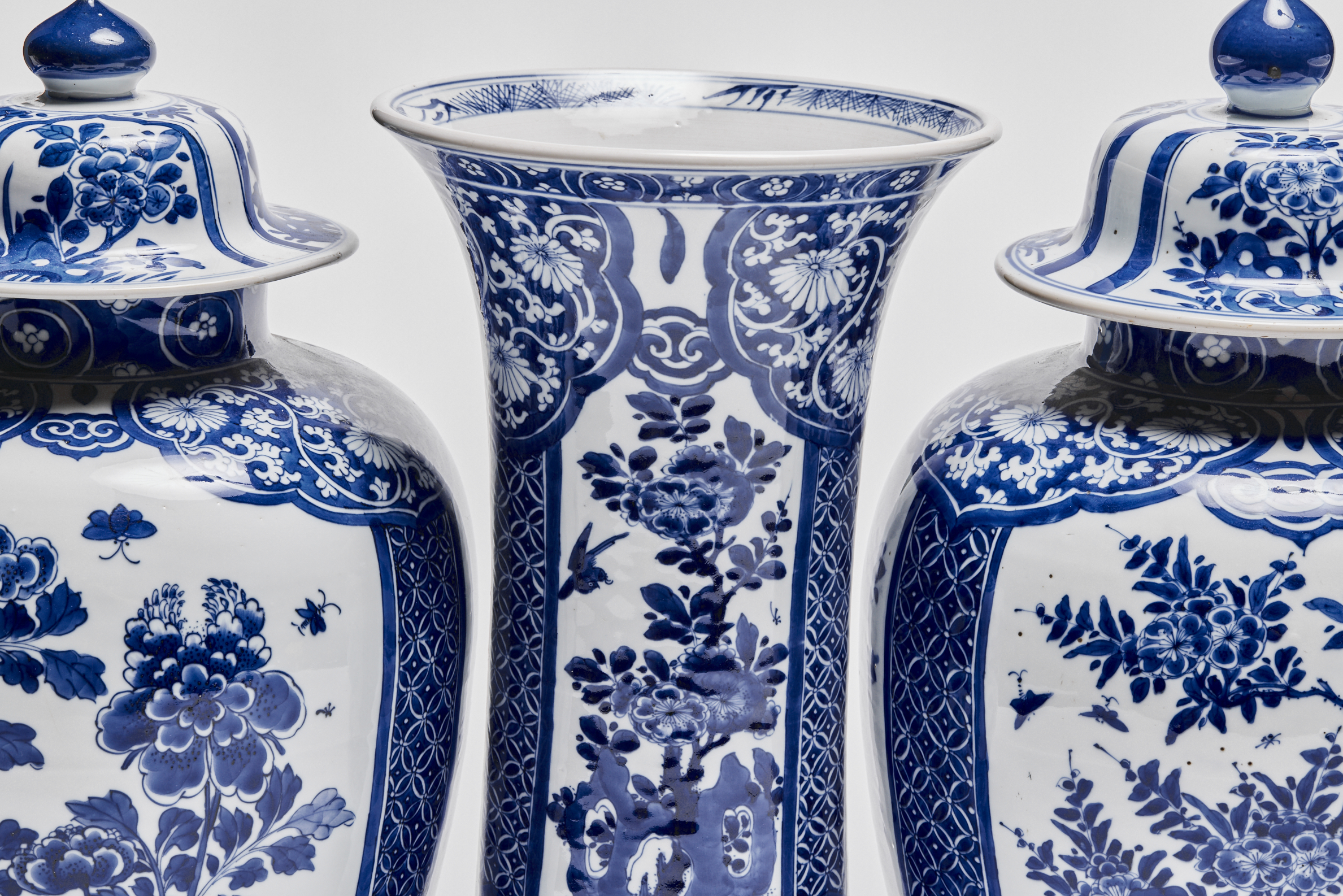 chinese blue white porcelain garniture beaker vase