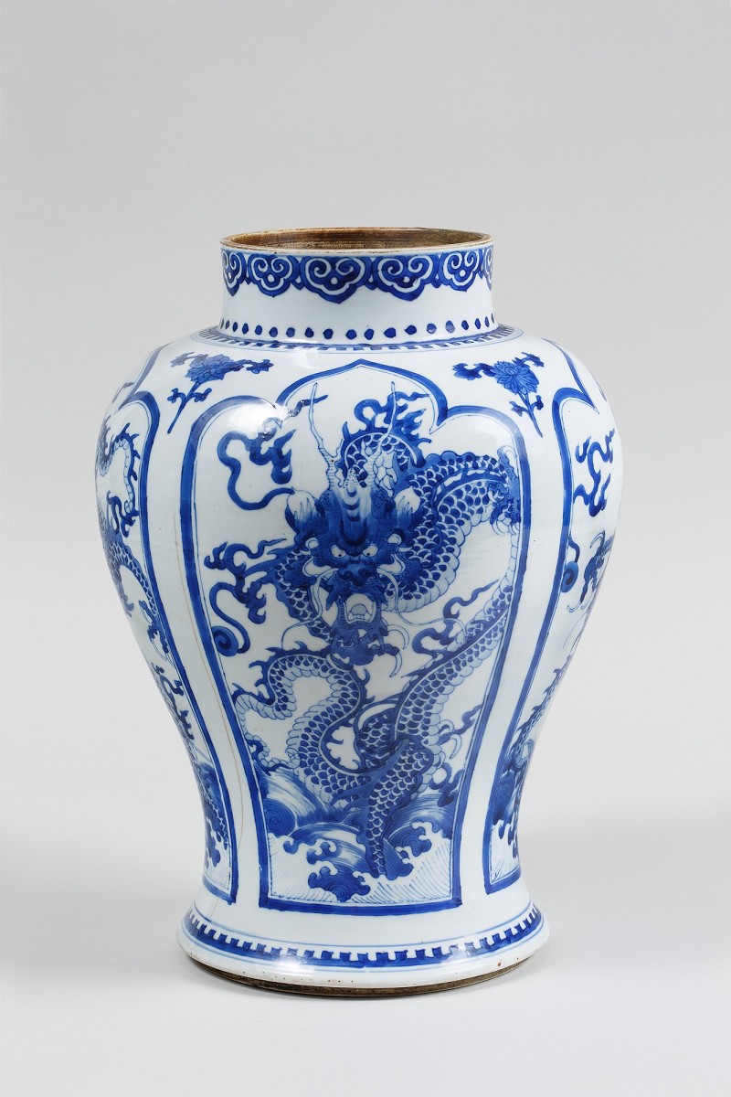 Chinese blue and white porcelain Dragon vase from Jingdezhen, Qing dynasty, Kangxi period