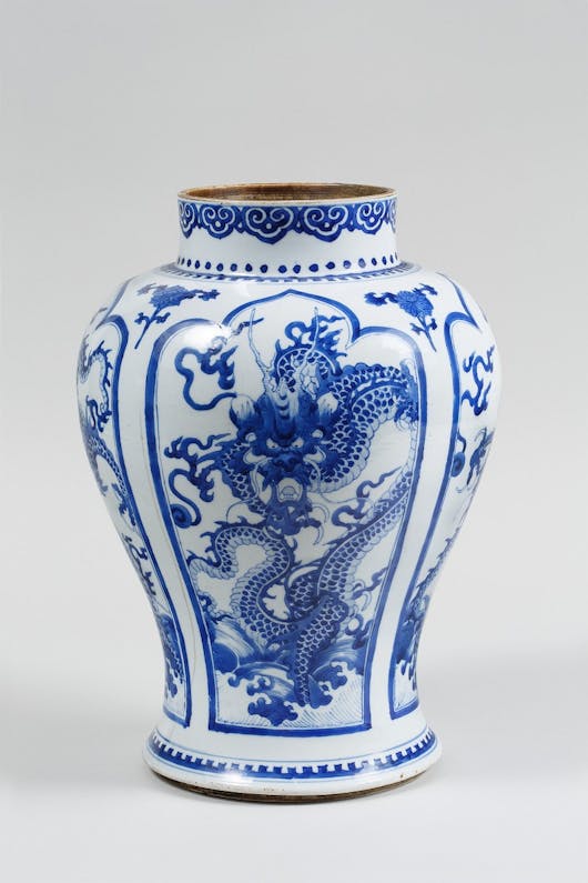 Chinese blue and white porcelain Dragon vase from Jingdezhen, Qing dynasty, Kangxi period