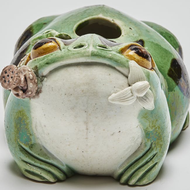 Chinese Porcelain Frog Waterpot with Lotus Seedpod and leaves detail