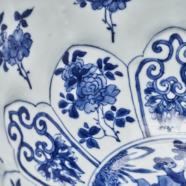 chinese blue and white porcelain bowl from the kangxi period  inside detail