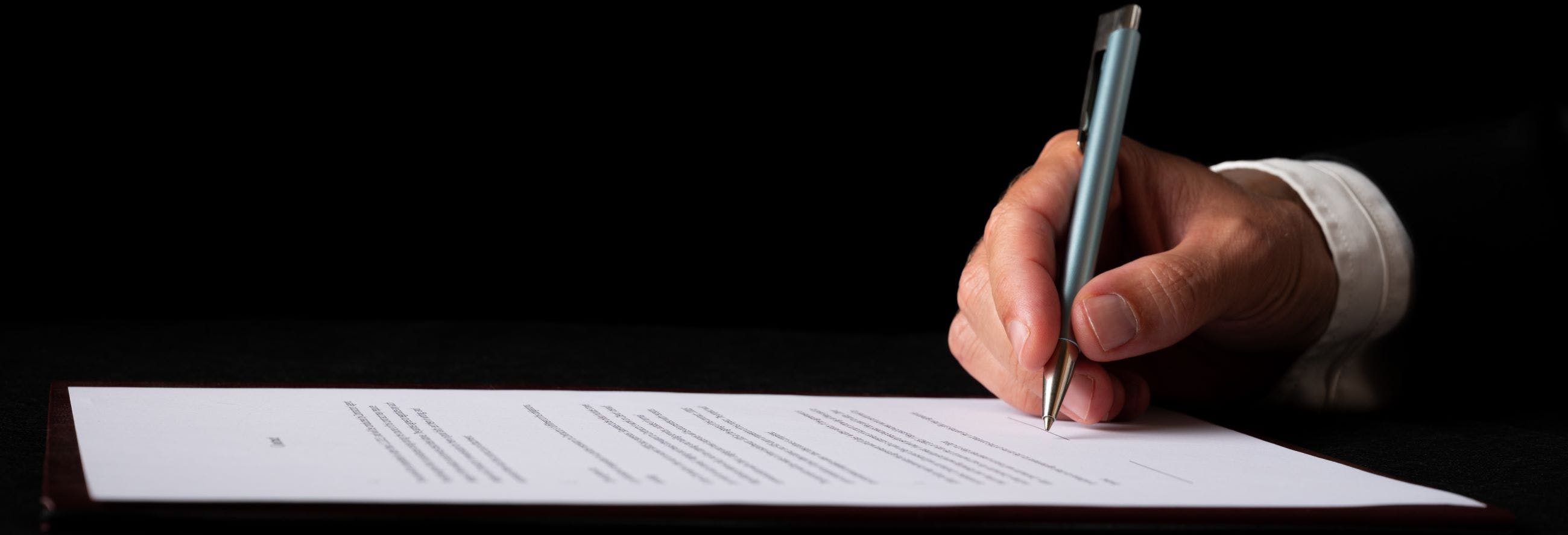 persona che firma un accordo di escrow