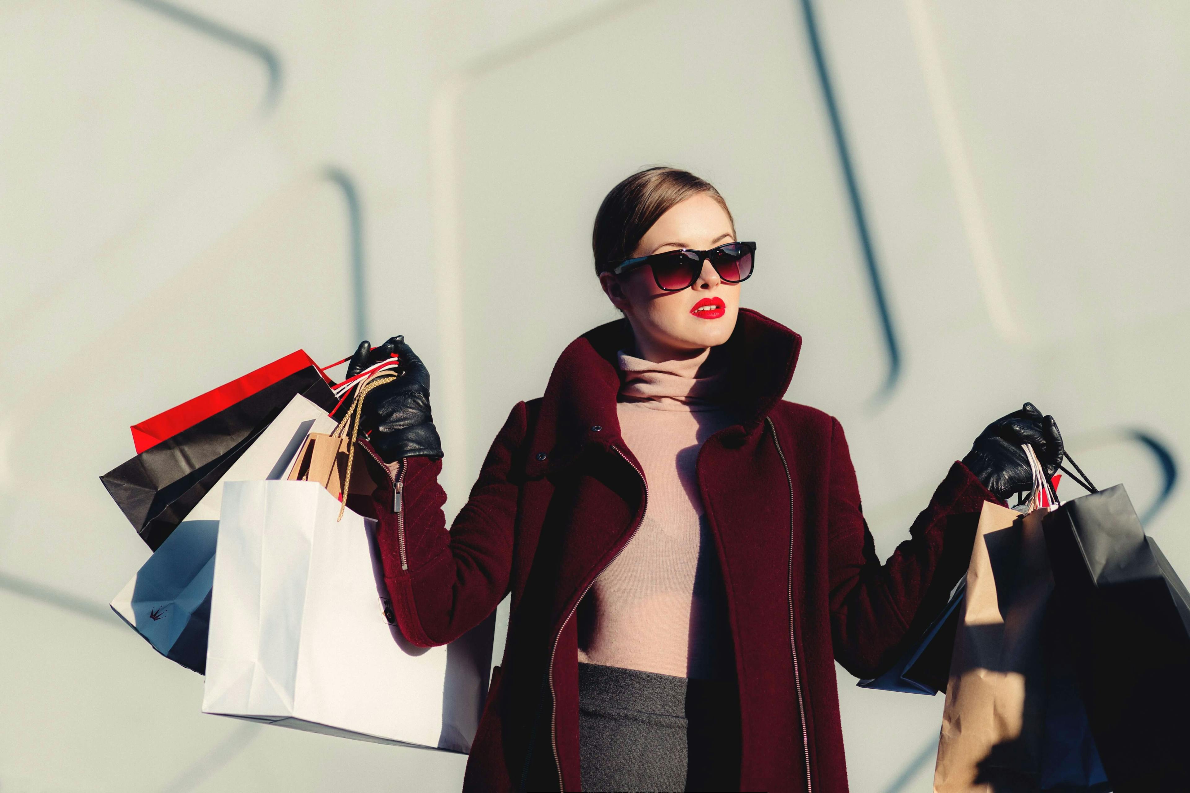 Femme avec des sacs de shopping