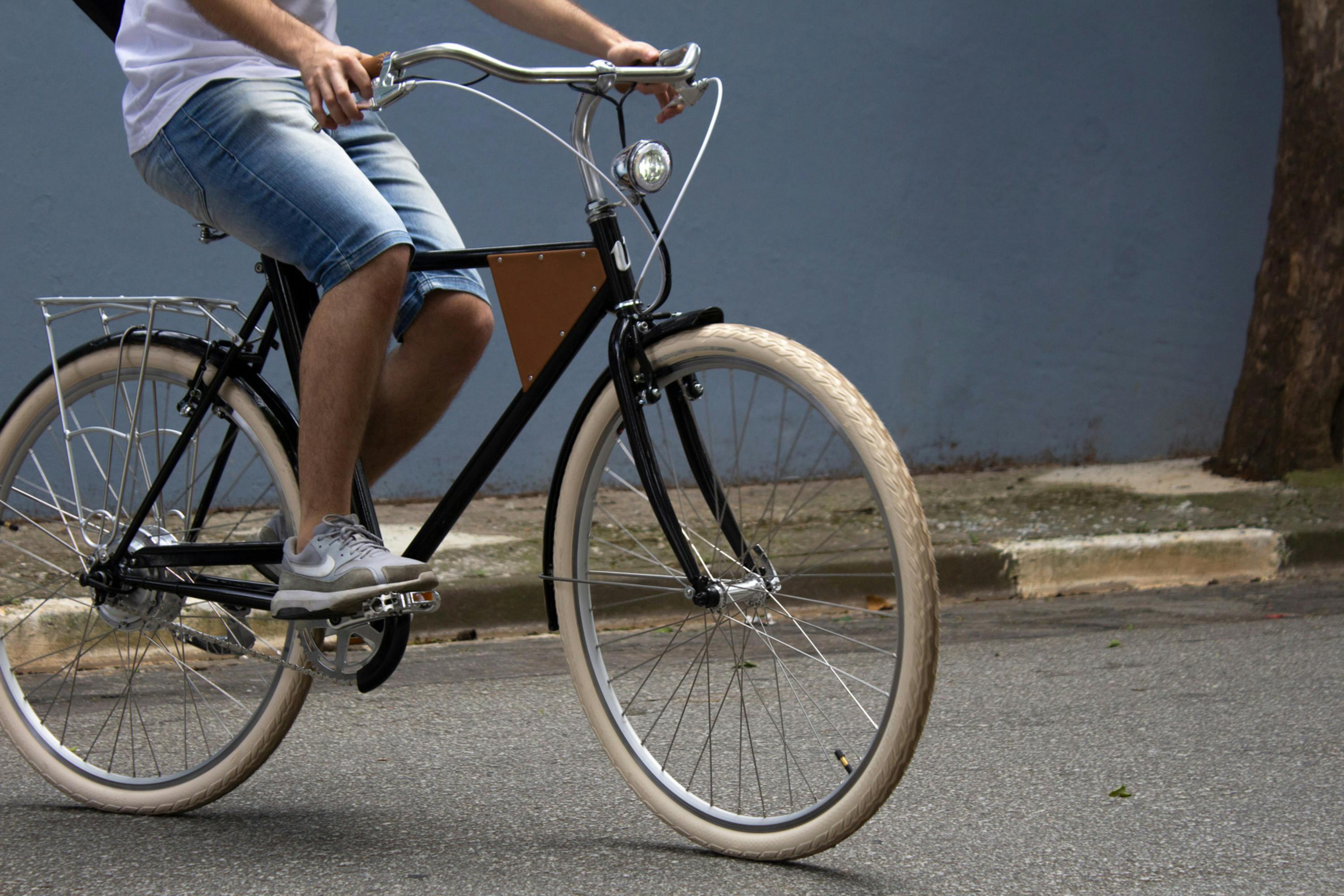 Homem pedalando Vela 1 na cor preta