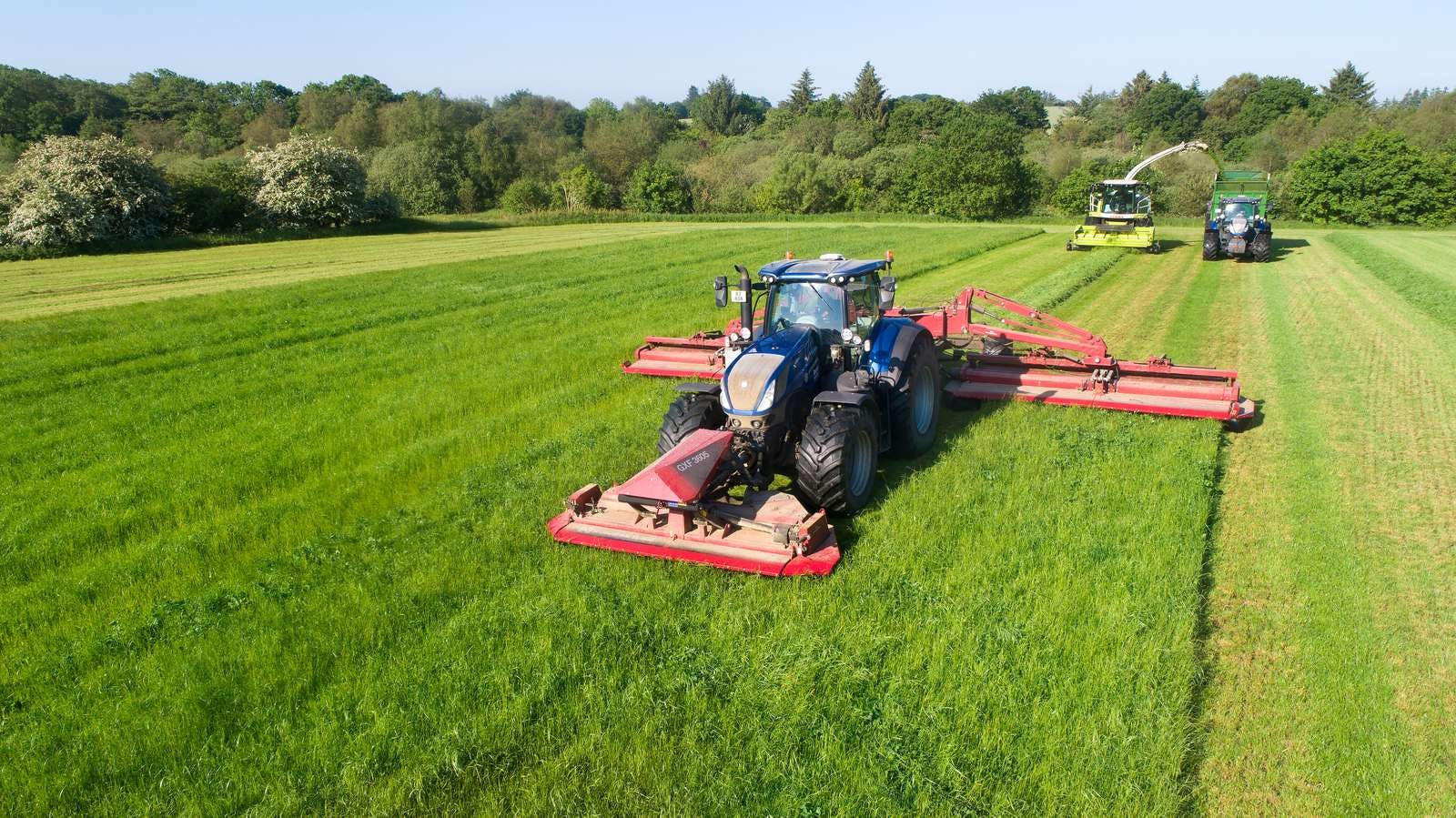Traktorer høster græs, der skal omdannes til græsprotein Foto: BioRefine 
