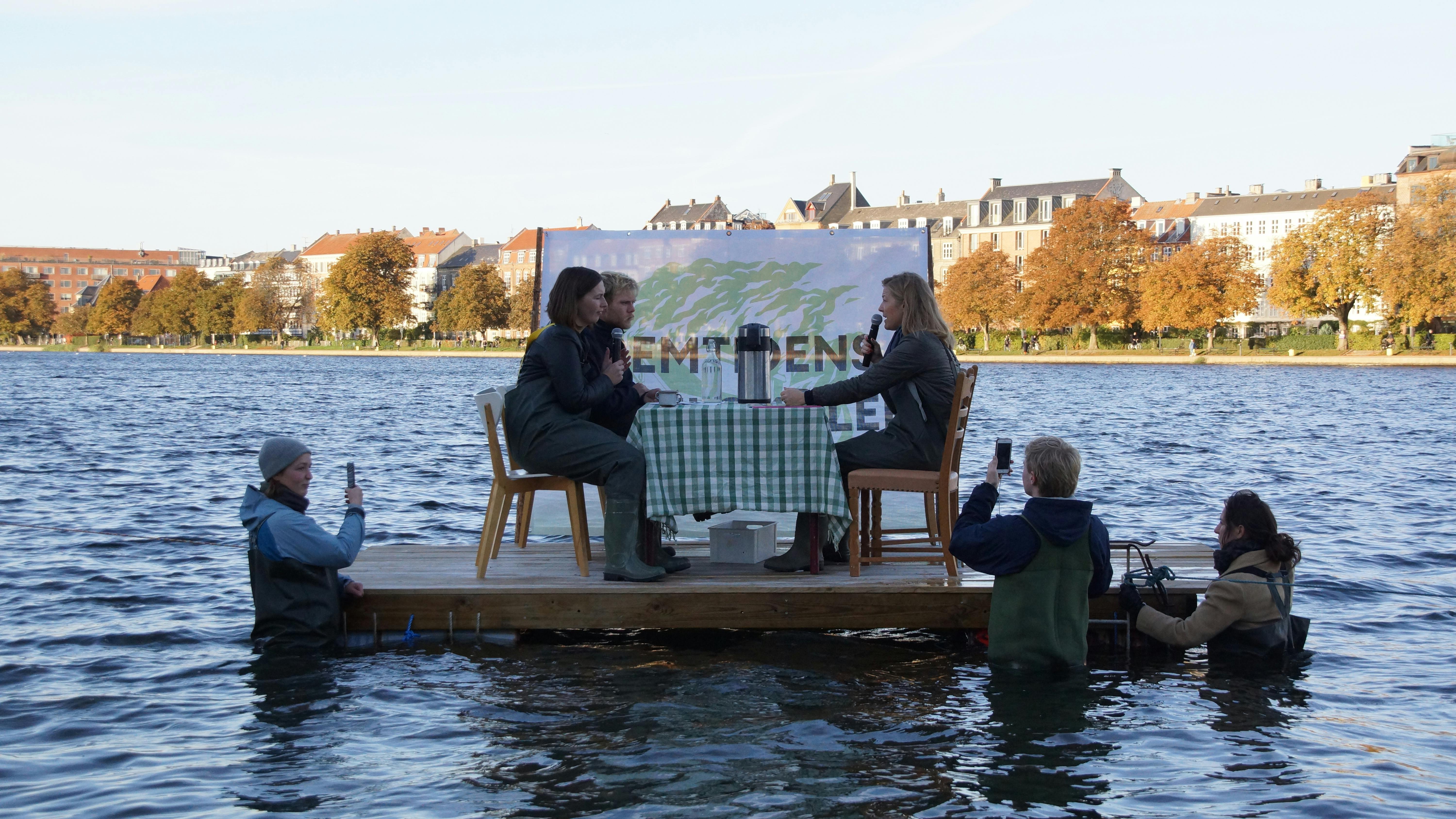 Valgkampen er i gang, og klimaaktivisterne inviterer politikere til "fremtidens mødelokale" - på en tømmerflåde. Foto: Den Grønne Ungdomsbevægelse
