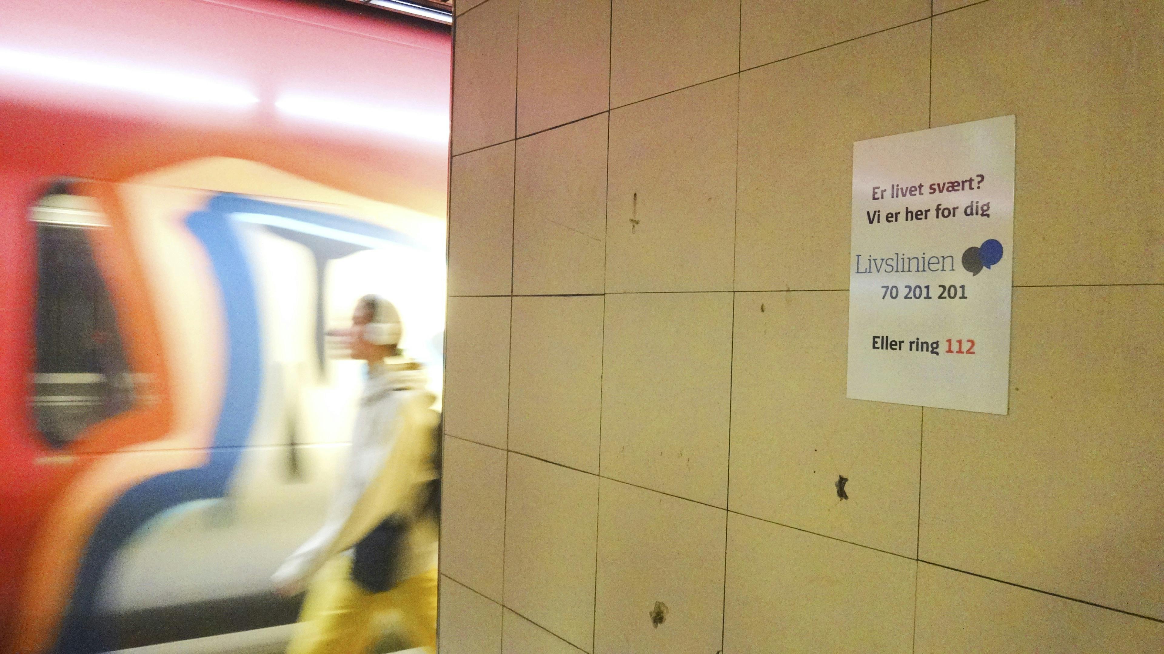 På 15 togstationer rundt om i landet, hænger nu skilte der skal forebygge selvmord med teksten: "Er livet svært? Vi er her for dig." Foto: Livslinien 
