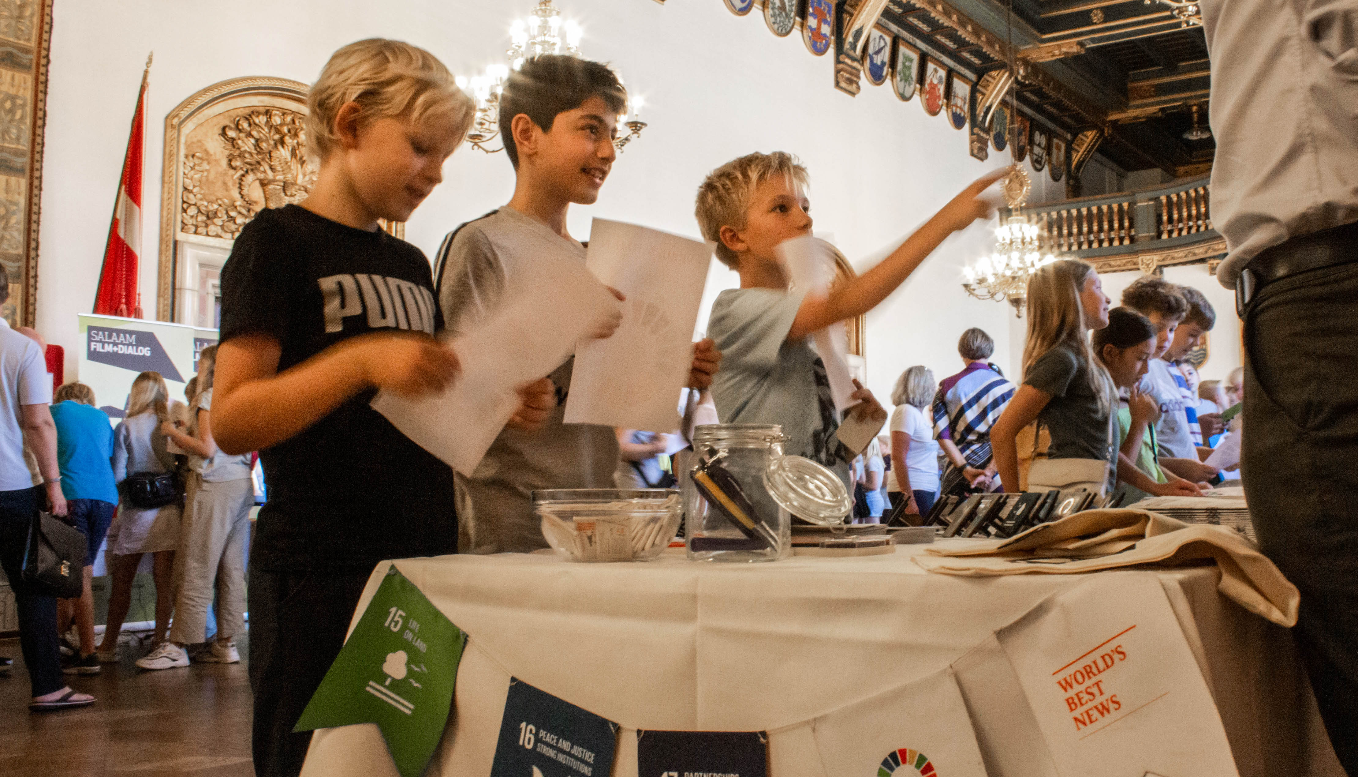 Sidste år blev Verdenstimen lanceret på Københavns Rådhus. Her er elever fra 5. klasse i gang med at afprøve undervisningsmaterialet. Foto: Lauge Eilsøe-Madsen