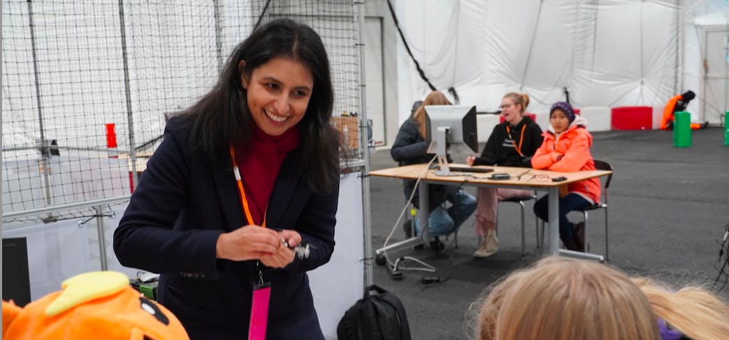 Neha Imtiaz Ullah har startet foreningen, Nordic Women in STEM, hvor hun holder workshops for piger, for at introducere dem for de naturvidenskabelige fag. Foto: Nordic Women in STEM.