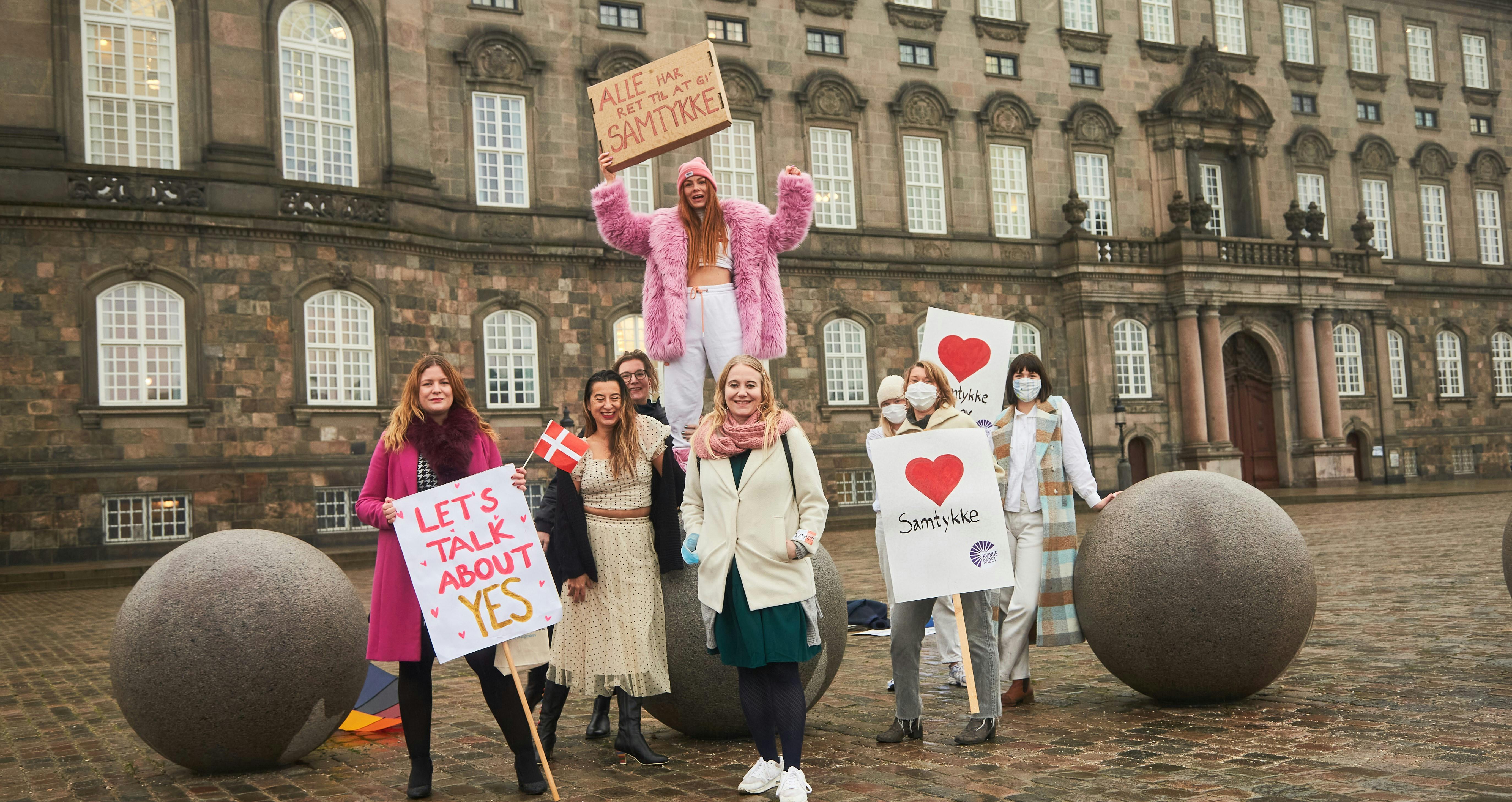 Den 17. december 2020 blev samtykkeloven stemt igennem af et enigt Folketing, og fejret af aktivister og Amnesty uden for Christiansborg. Foto: Søren Malmose/Amnesty International
