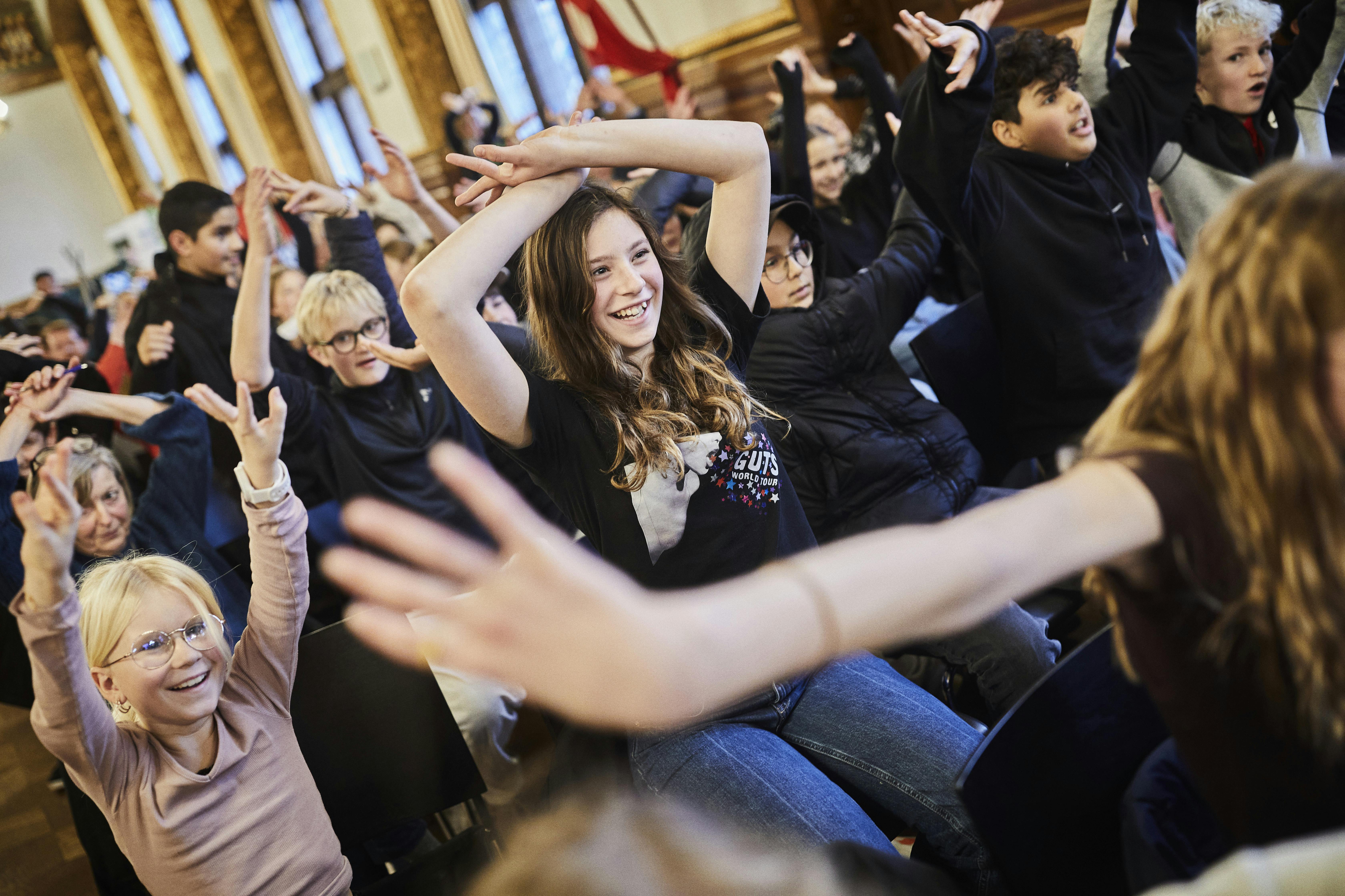 Der blev også tid til at røre sig til Verdenstimen, inden det blev tid til rådhuspandekager. Foto: Lasse Bak Mejlvang