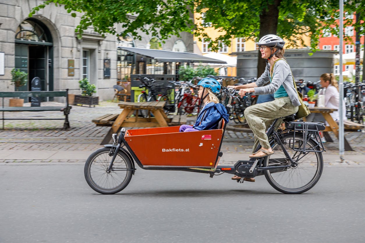 Et af forslagene fra Klimaambassadørerne er, at der skal være mindre plads til bilerne og mere plads til cyklerne. Foto: carstenbrandt, iStock