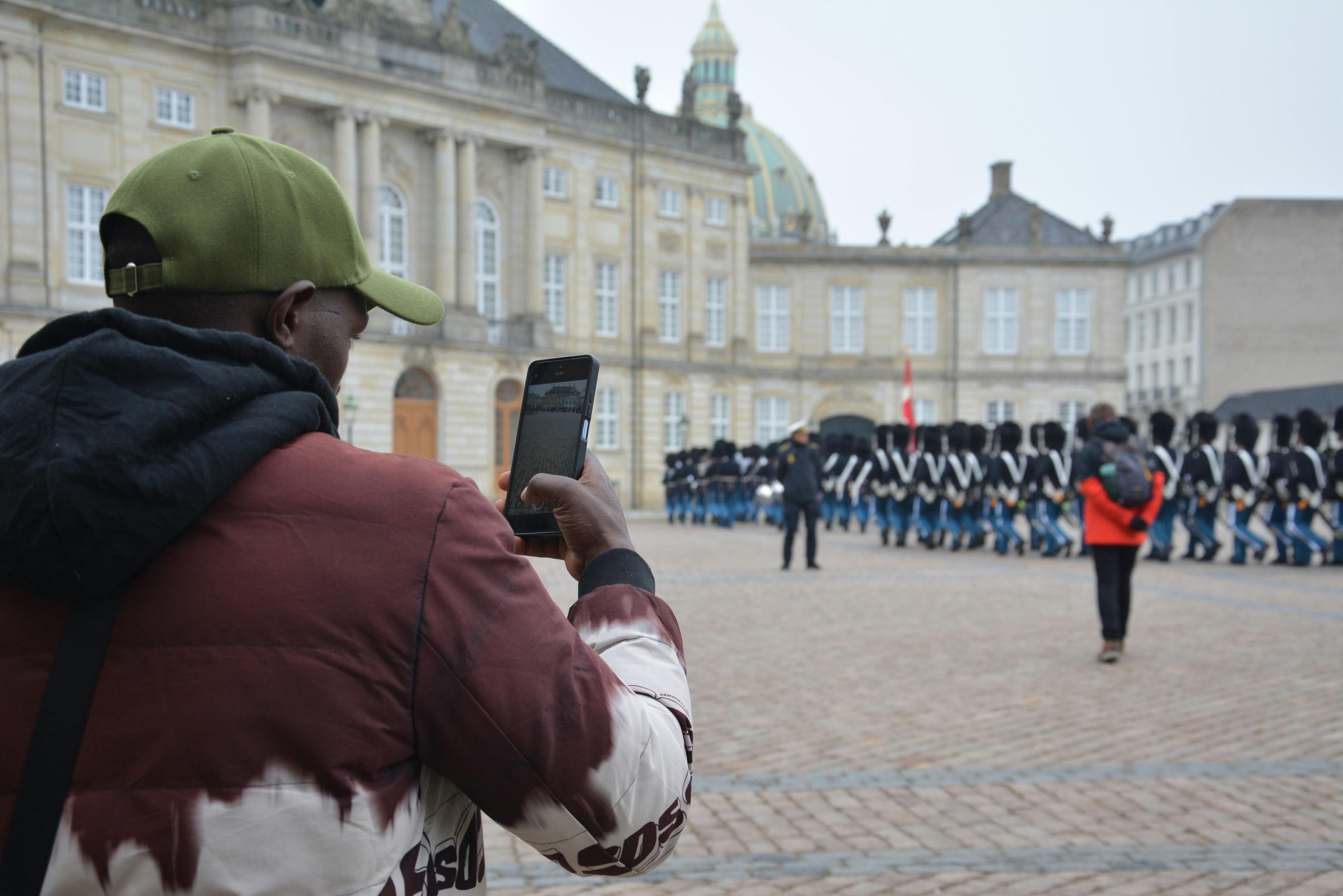 De kenyanske studerende fik også set dansk kultur i form af vagtskifte på Amalienborg. Foto: Lærke Kobberup