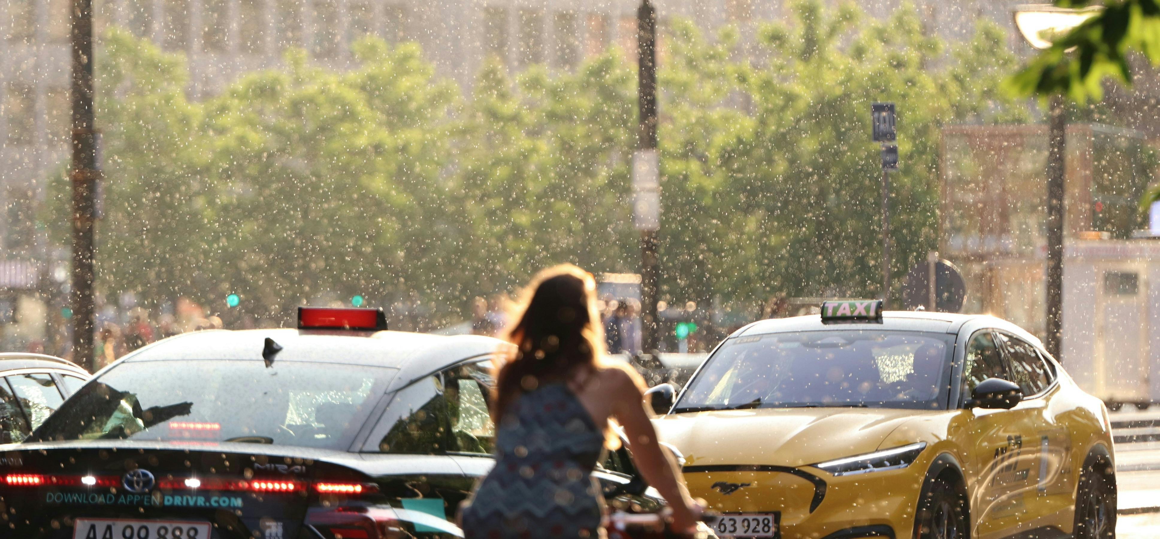 Selvom 2023 var året med flest kørte kilometer på de danske veje, afspejler det ikke antallet af traffikdrab. Foto: Zoe Ansari on Unsplash.