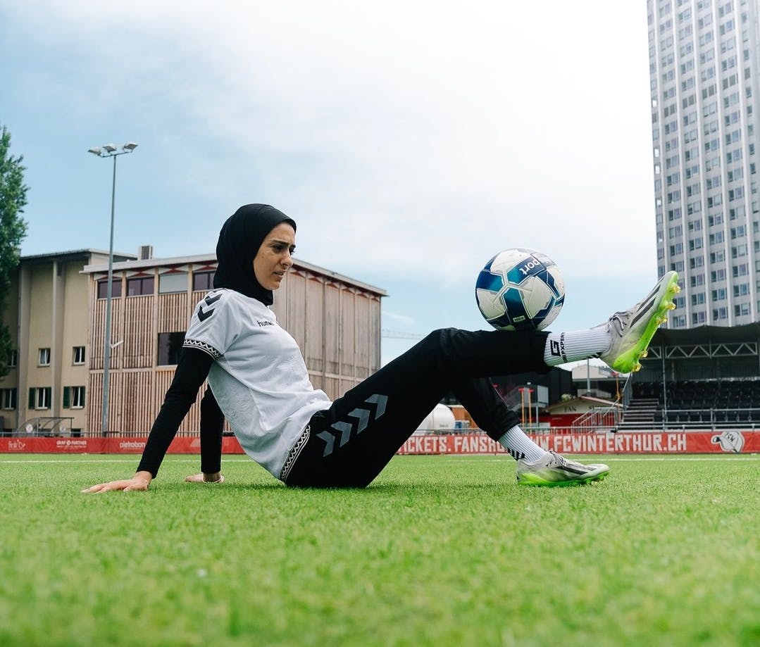 Maymi laver mange videoer om street-fodbold, hvor hun jonglerer med fodbolden både stående og liggende. Privat foto