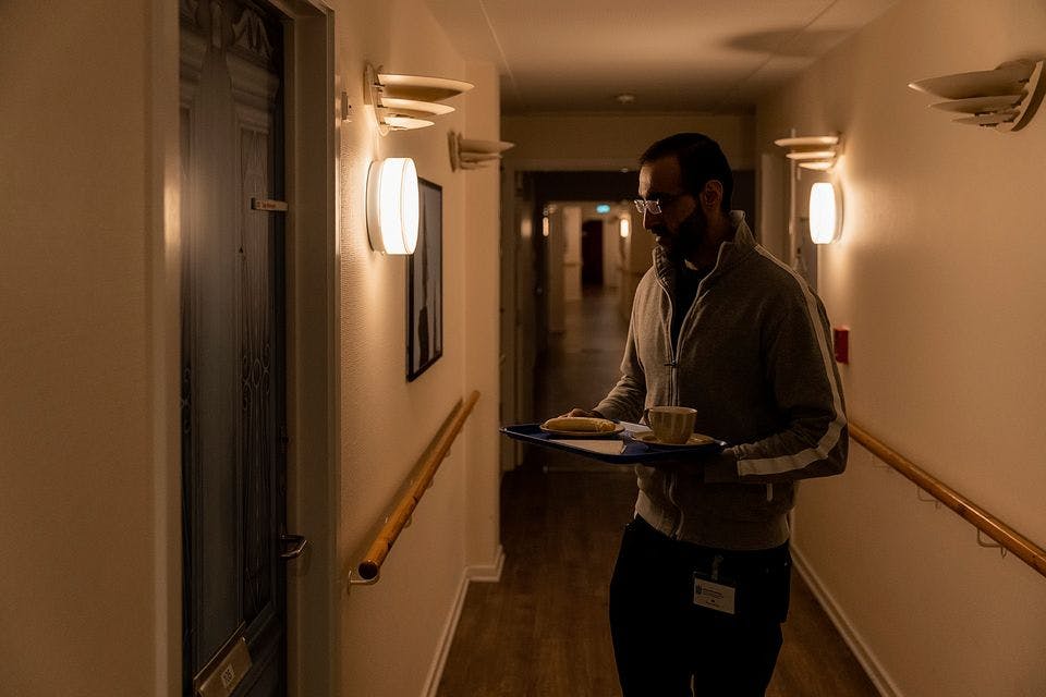 På udvalgte plejehjem har de fået særlige lamper. Lamperne efterligner solens lys, og er både gavnligt for aften- og nattepersonale og beboere. Foto: Thomas Busk 