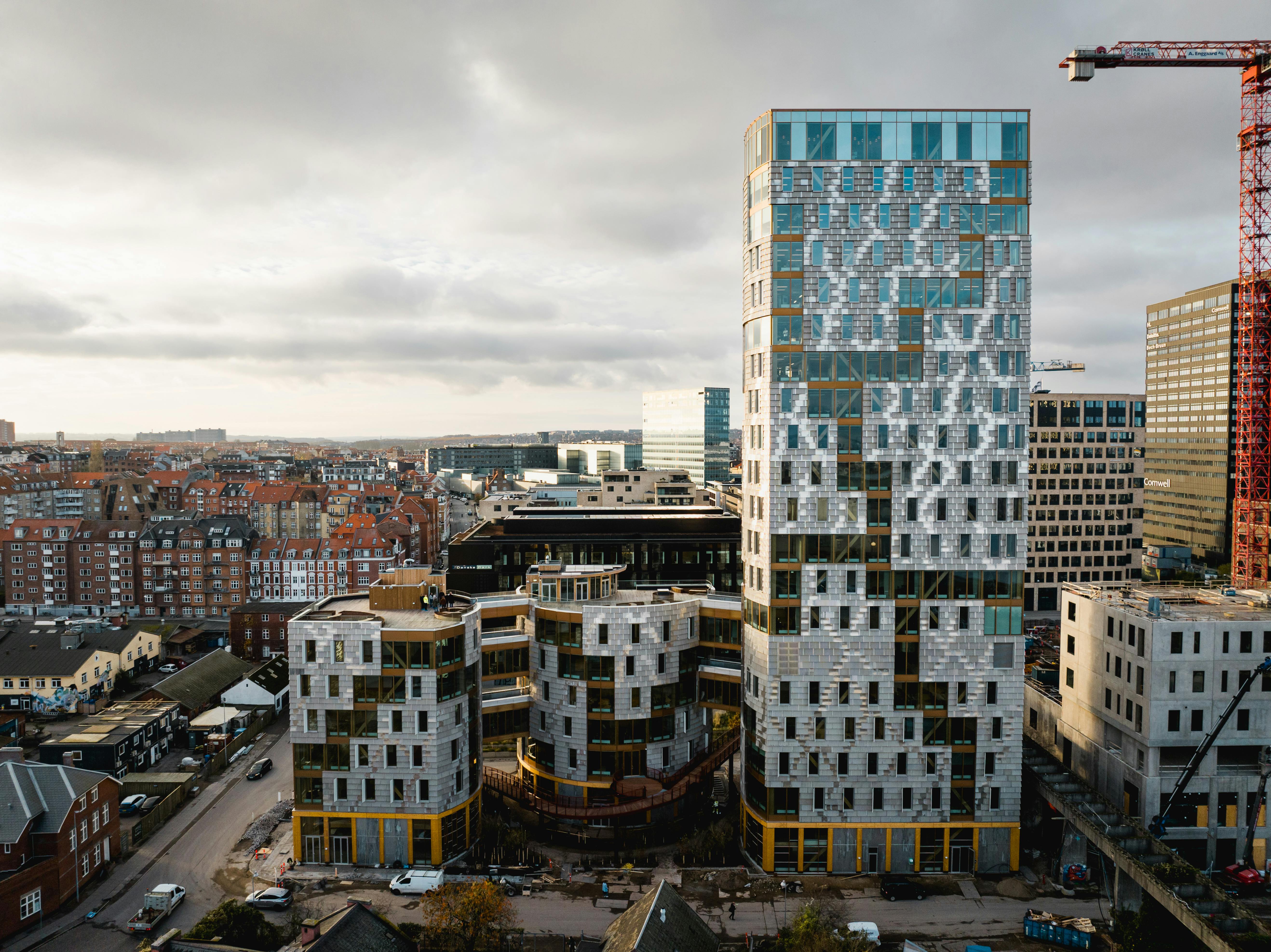 Den nye bæredygtige bygning tårner sig op på den Aarhusianske sydhavn. Foto Anders Nymann Wejse.